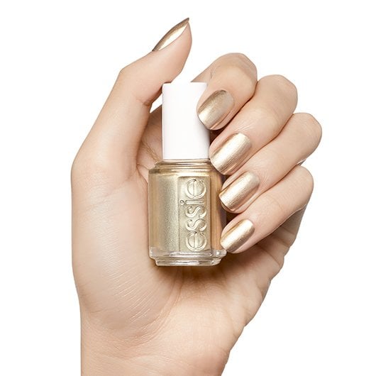 Essie u uña color metálico como oro